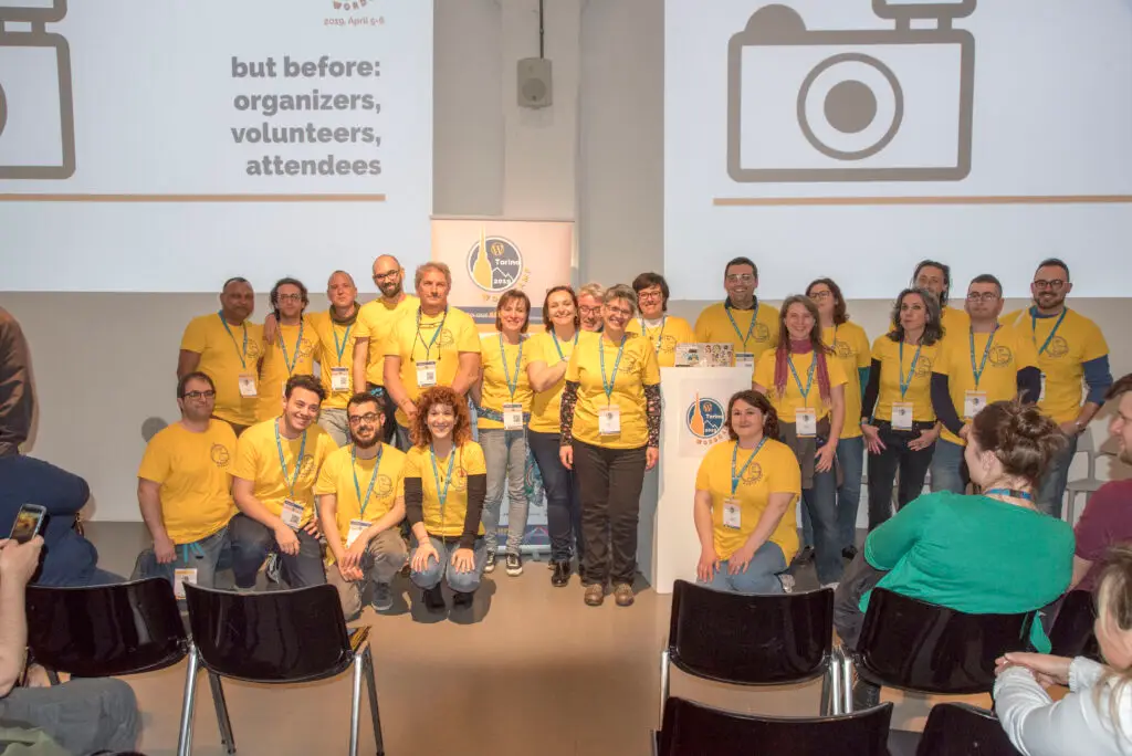 Foto di gruppo delle persone volontarie che hanno aiutato a realizzare il WordCamp Torino 2019