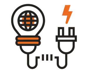 Disegno stilizzato di una lampadina collegata a una spina. All'interno del bulbo della lampadina, l'immagine stilizzata del simbolo di internet (un cerchio attraversato da righe parallele e trasversali) I profili del disegno sono neri con alcuni elementi in arancione